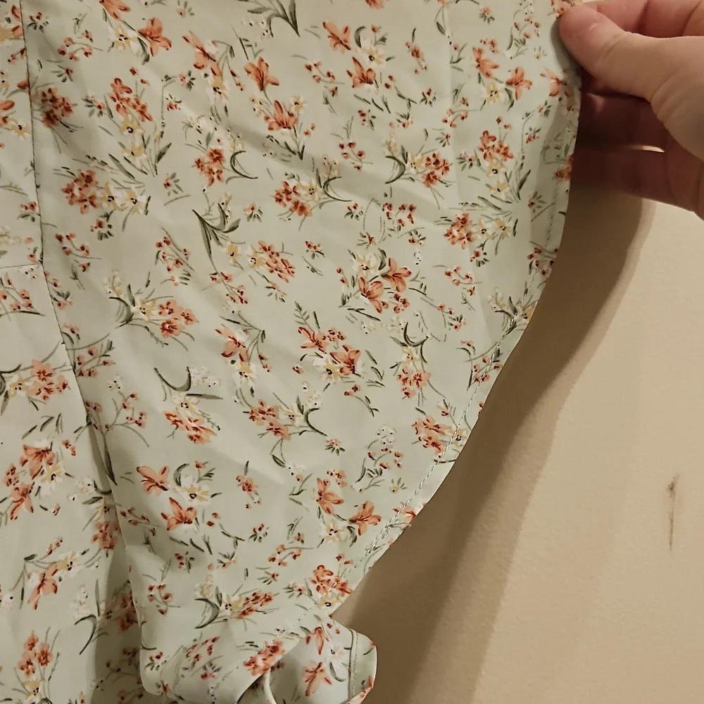 Agnes Orinda Pale Green Floral Keyhoke Blouse. NWT - Picture 6 of 7